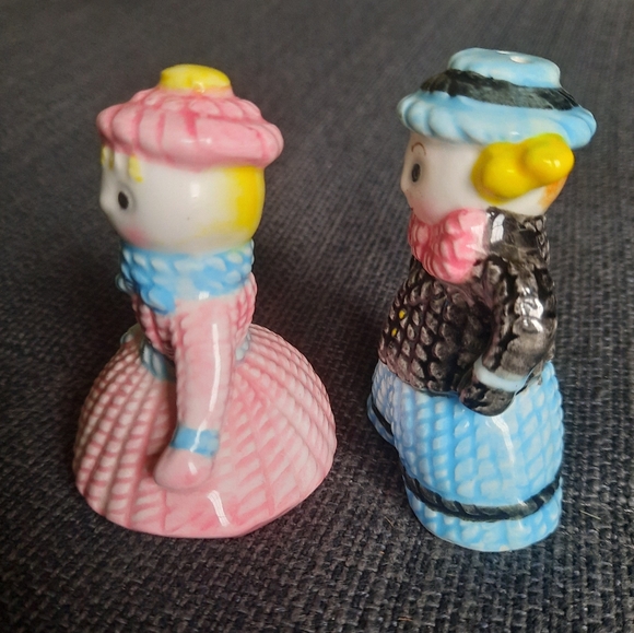 Vintage Pair of Boy & Girl in Yarn String Winter Clothing  Salt/Pepper Shakers - Picture 2 of 9